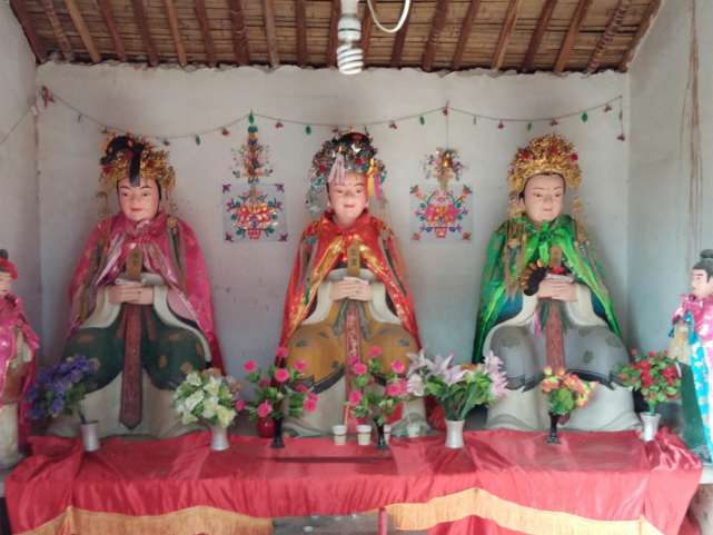 为感应随世仙姑正神(又称感应随世三仙姑),云霄娘娘青鸾,琼霄娘娘鸿鹄