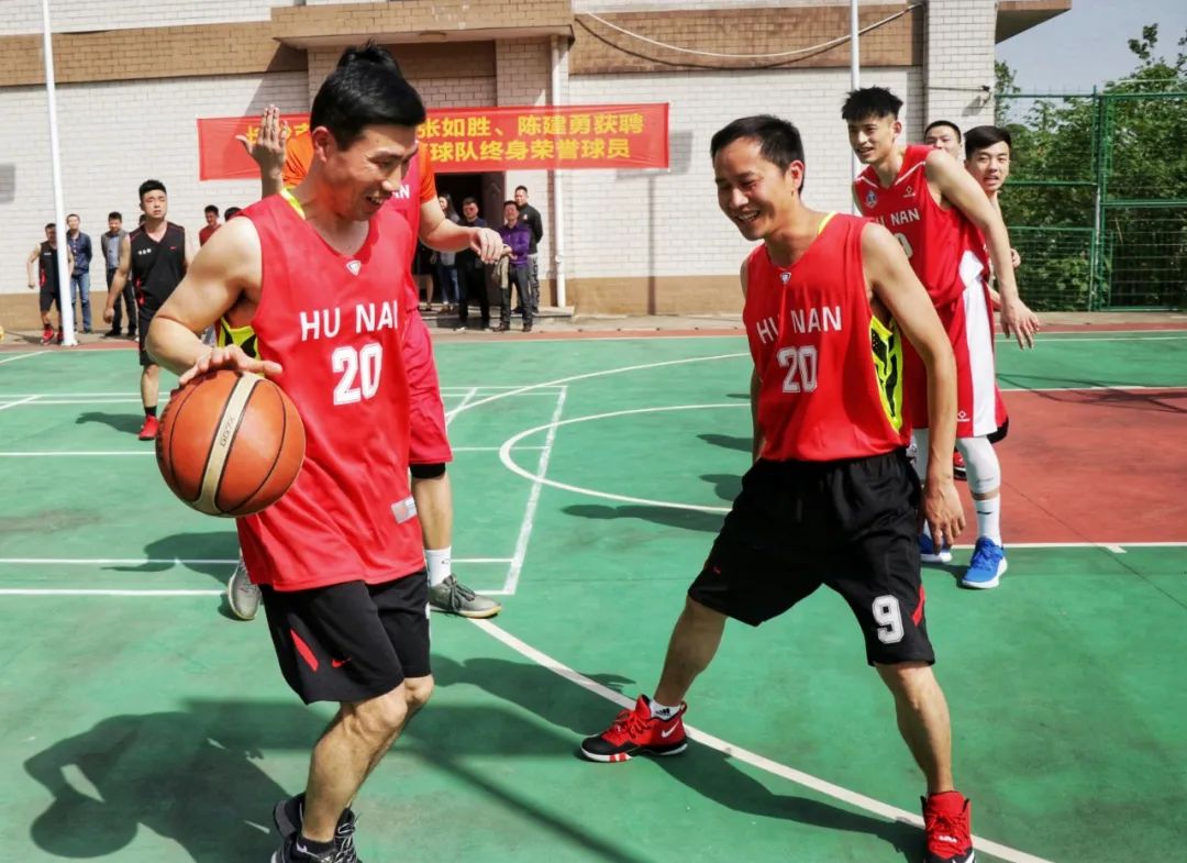 姜君奇,温圣杰,刘磊,陈泽旭和长沙市疾控中心篮球队队员切磋了球技