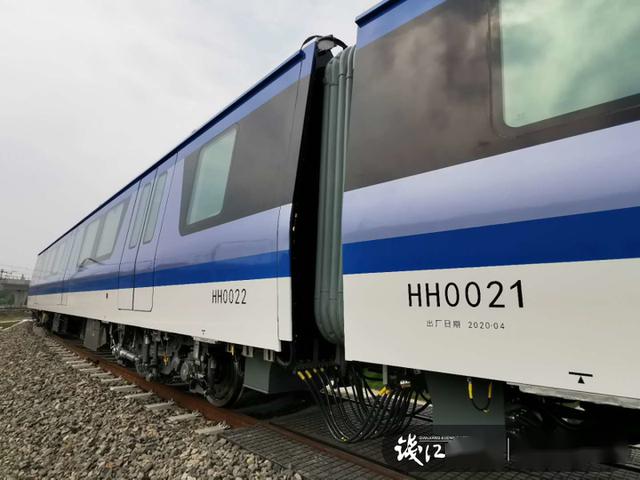 杭海城际铁路首列电客车到段~_列车