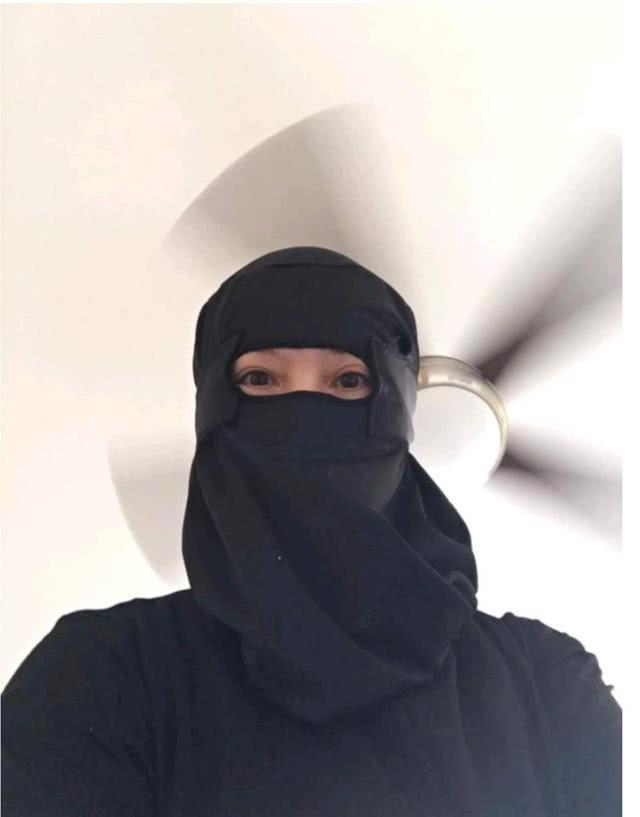 原创女星翁静晶出街购物全武装黑衣黑头套像忍者二婚嫁入赌王家族