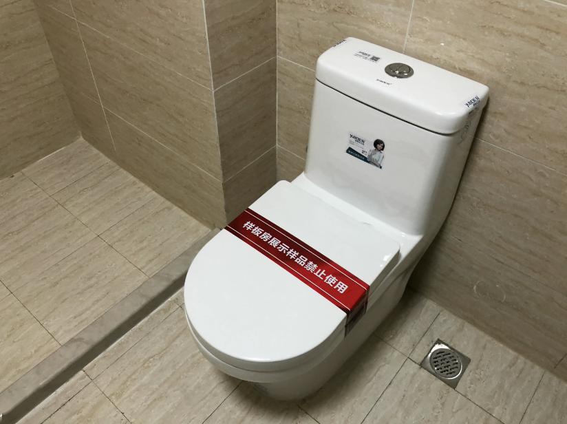 "九十年代"的马桶和洗脸槽凸出来的消防门吐槽一结果大家不满意业主