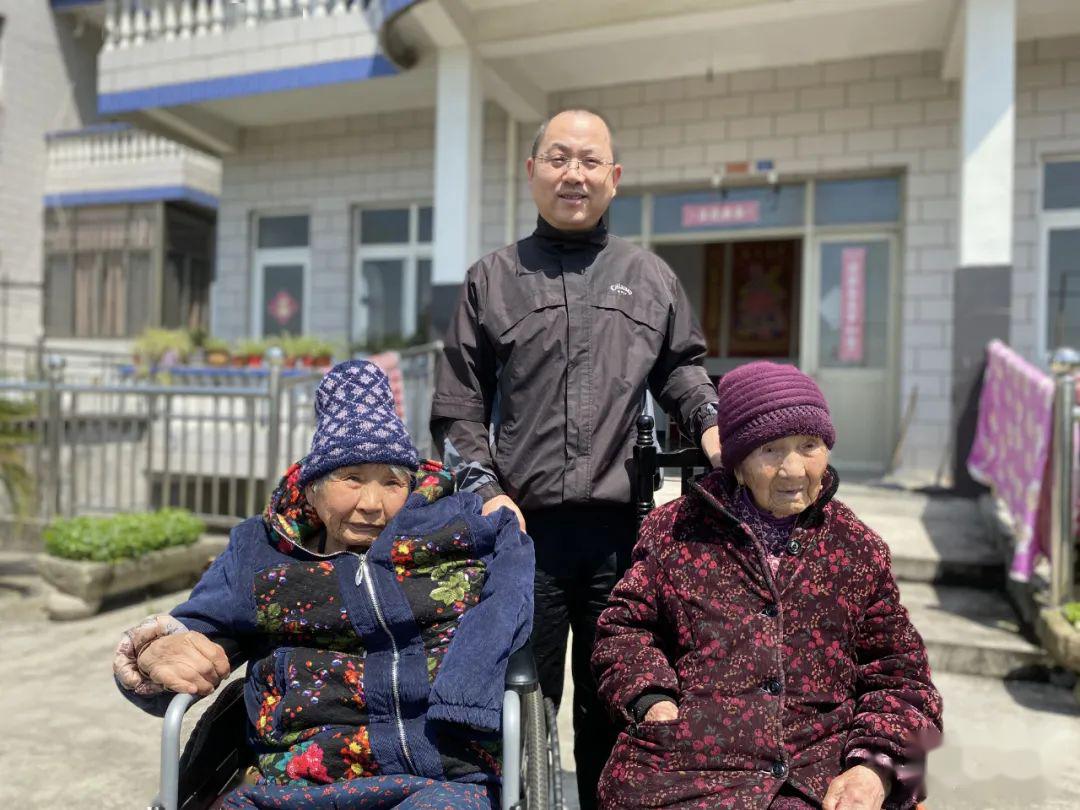 如今,徐秀章老人已经五世同堂,更难得的是,后辈一个个都很孝顺,一家人