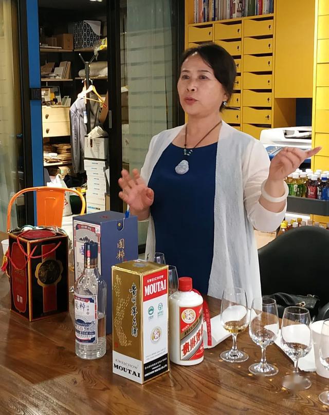 2017年,吴晓萍还带领专家技术团队,制定出涵盖原粮选取,酿造技术,酒体