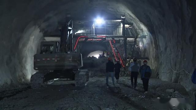 甬临线桑洲岭隧道右洞贯通