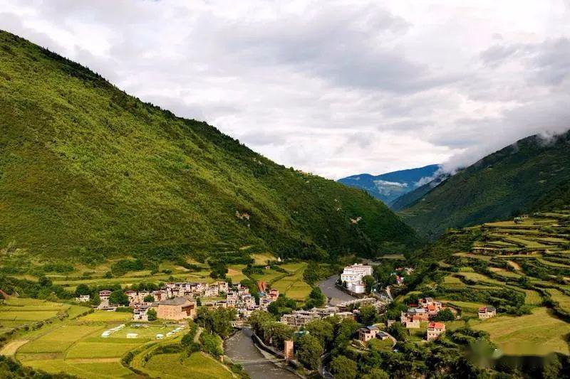 的查针梁子,她与地球上许多河流的流向不同,她是从东北方向往西南流