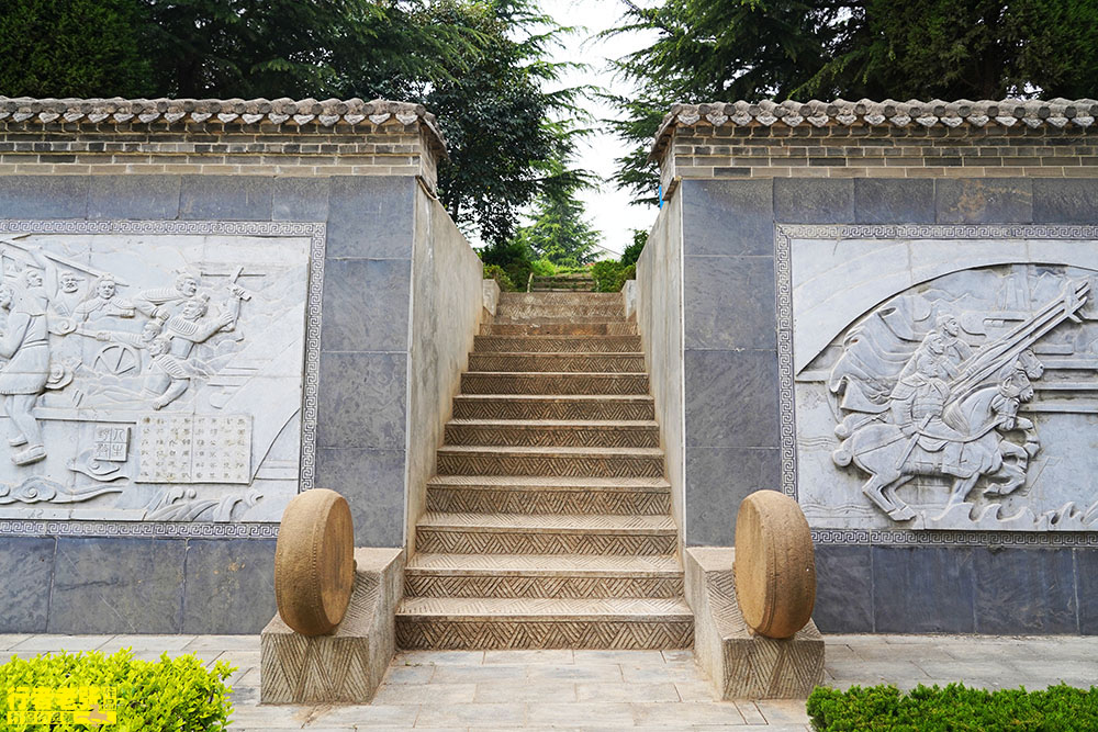 春秋五霸之一秦穆公陵墓如今只是个小土堆荒草丛生无人识