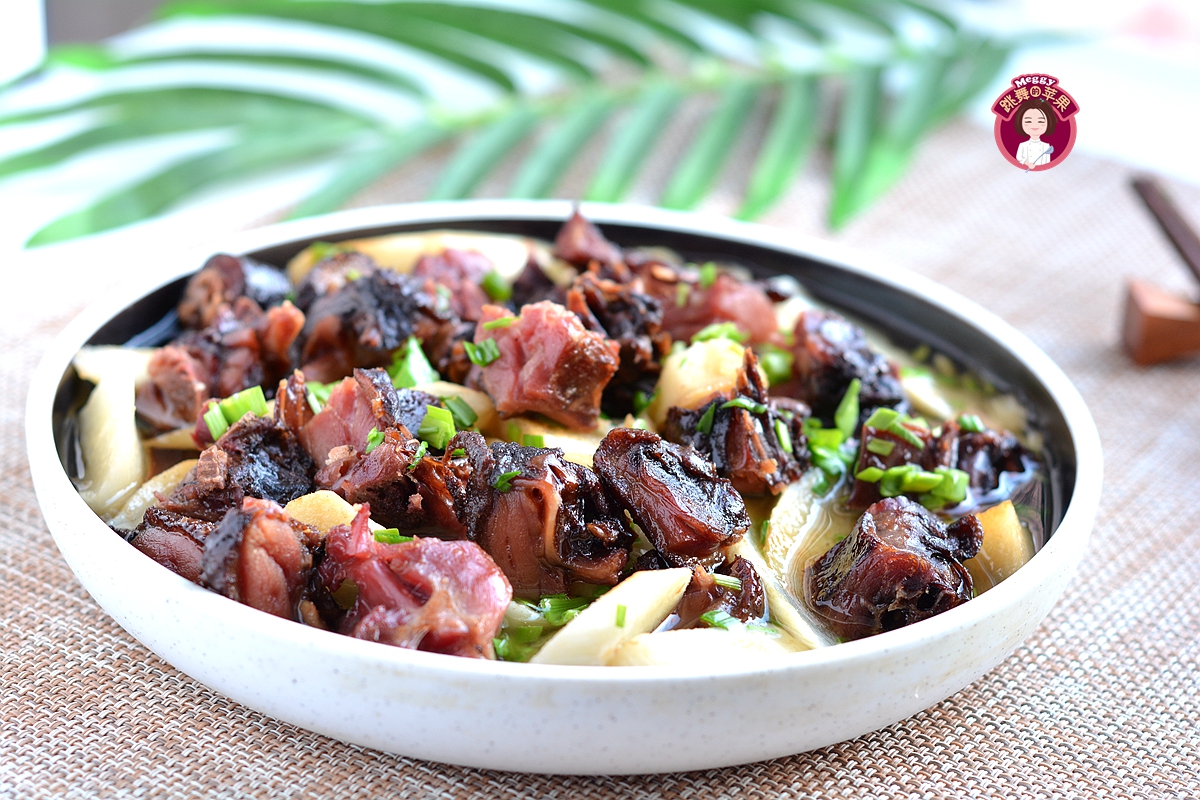 酱鸭用凉水冲洗一遍,再用厨房纸巾将其身上的水珠擦净;2.