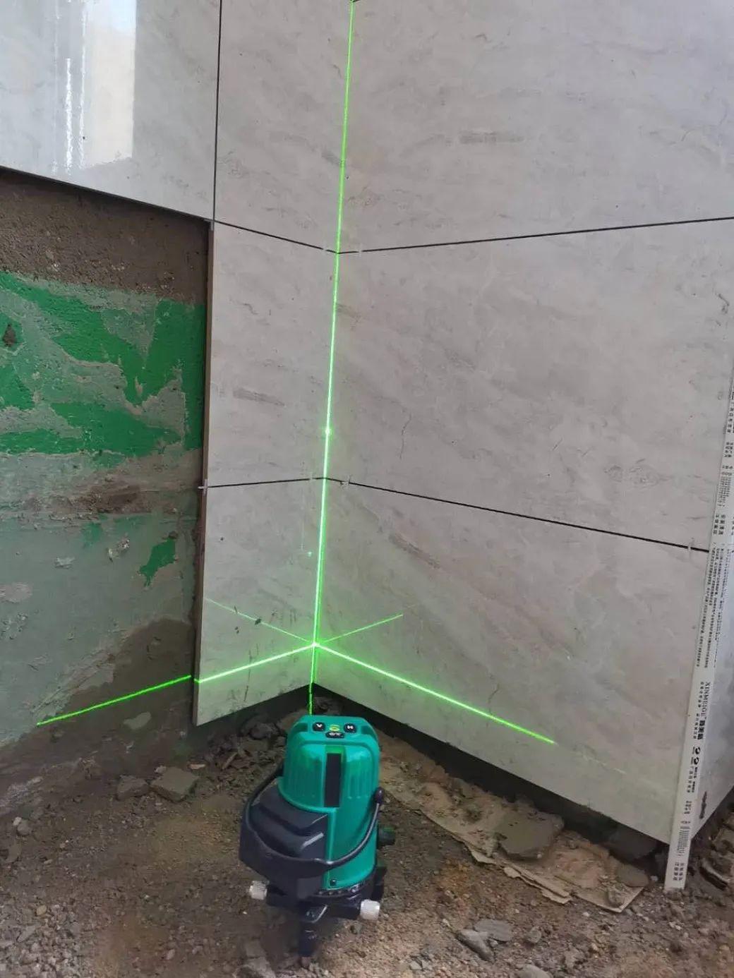 检测地面墙面平整度时,可以用垂直检测尺检测,也可以用2m靠尺加楔形