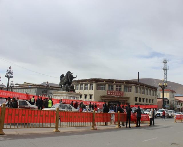 4月15日,曲麻莱县依法治县委员会守法普法协调小组,县司法局,县普法办