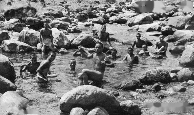 溪中洗澡的日士兵1938年9月3日,鄱阳湖畔高垅陈村野外,挖芋头的日军