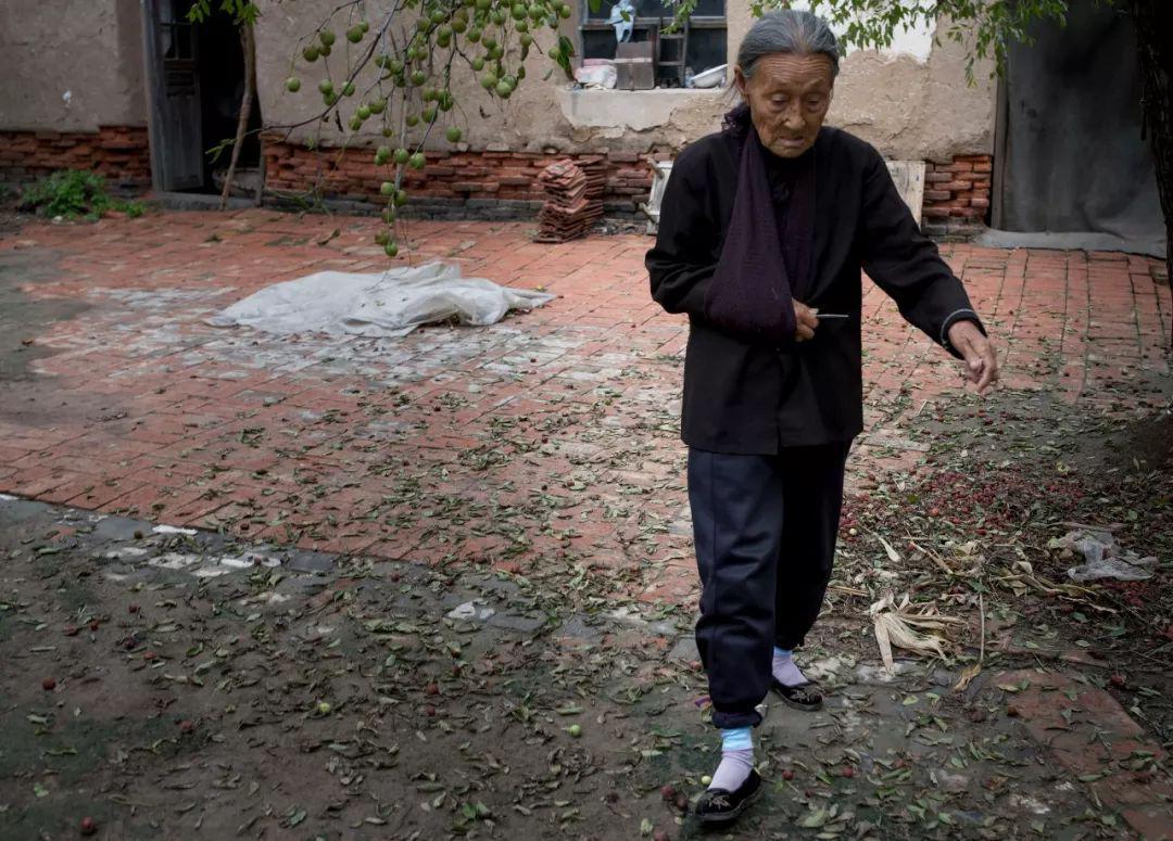 王爱华小脚老人与她的虎头鞋