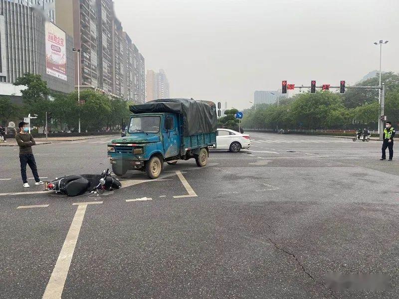 桂林发生一起车祸现场画面揪心17岁女生被农用车撞翻推行10多米