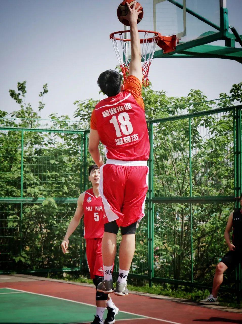 姜君奇,温圣杰,刘磊,陈泽旭和长沙市疾控中心篮球队队员切磋了球技