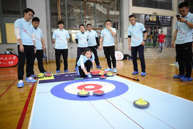 旱地冰壺大作戰適合室內團建的趣味新遊戲