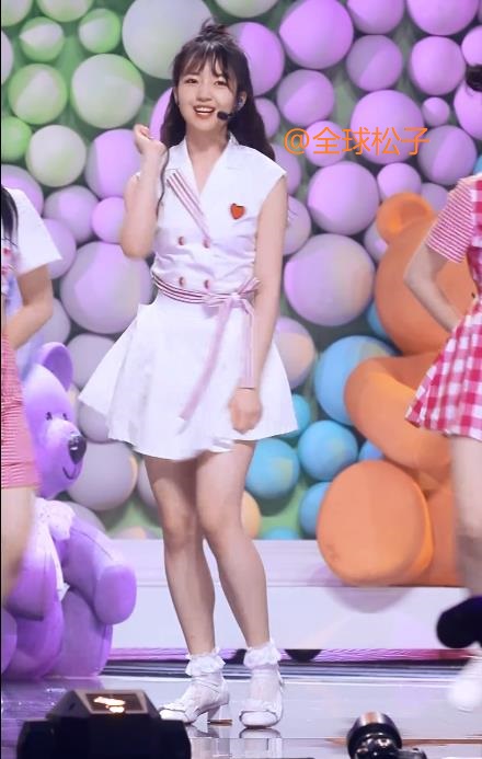 原创秦牛正威将再次表演rap穿短裙热舞腿粗又显胖