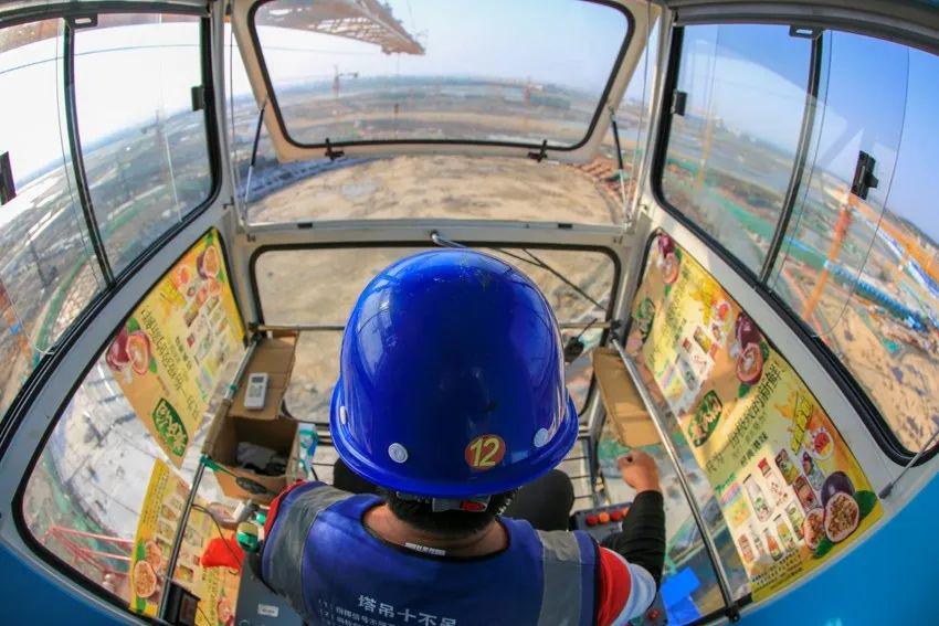 今年26岁的小伙田靖是塔吊司机,妻子石兰萍是他的塔吊指挥,两人今年1