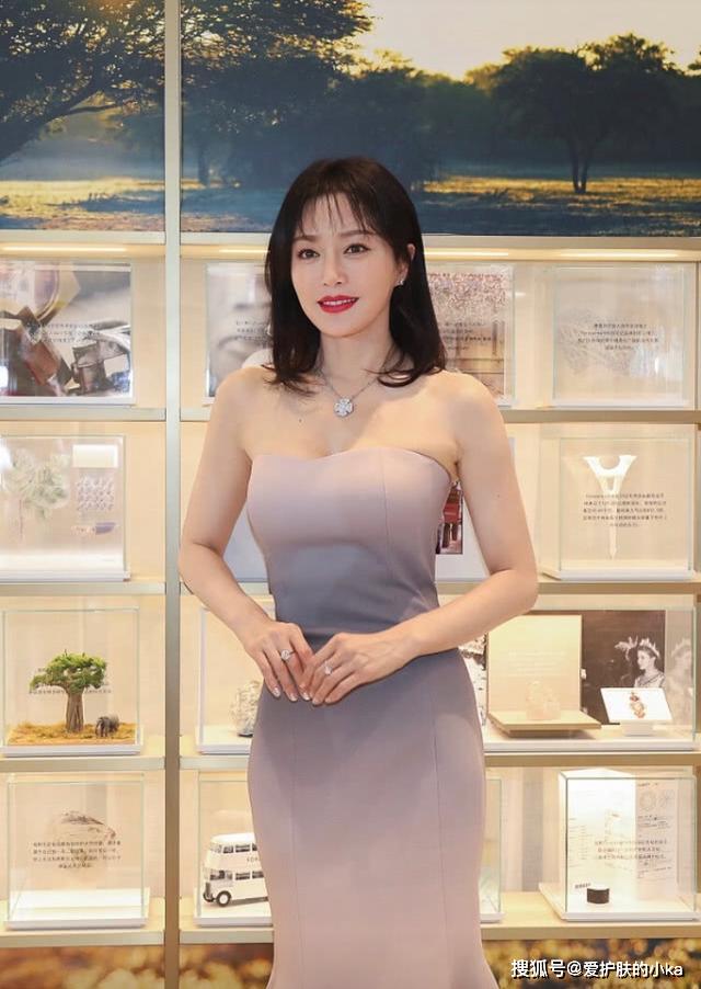 40岁秦岚真是深藏不露一袭渐变抹胸鱼尾裙凹凸身材挡不住