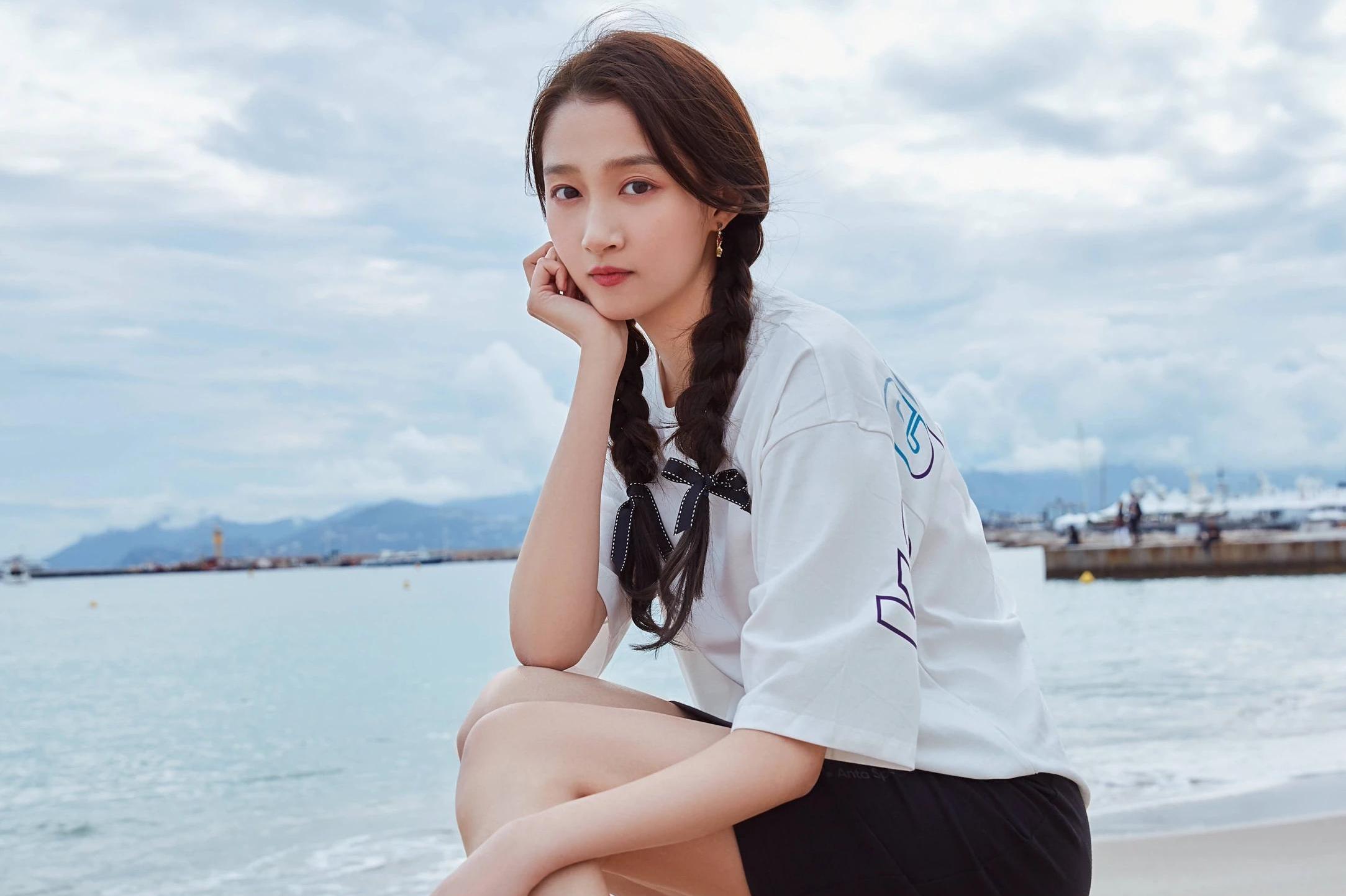 原创 关晓彤穿白色t恤,搭配黑色半身短裙造型简单时髦