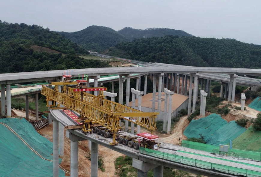 特制架桥机60米曲线小半径预制箱梁广东首次架设怀阳高速年底通车