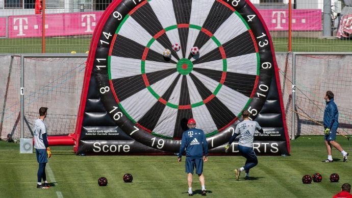 拜仁训练有妙招场边立超大飞镖盘足球当飞镖玩