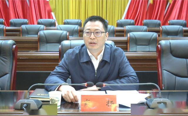 全县深化放管服改革优化营商环境暨产业大招商工作会议召开