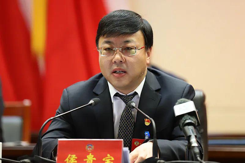 会上,县委书记侯贵宝作了讲话.