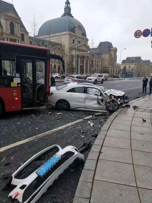 值早高峰期间与一辆私家车相撞一辆公交车在中山区港浦路发生一起事故