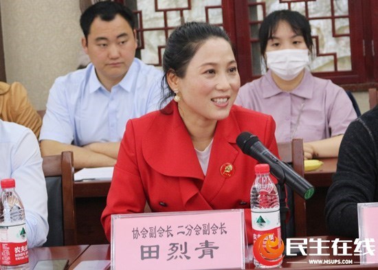 第二分会副会长田烈青主持会议会员企业代表举手通过二分会相关文件