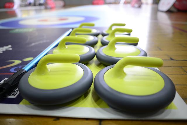 旱地冰壶大作战适合室内团建的趣味新游戏