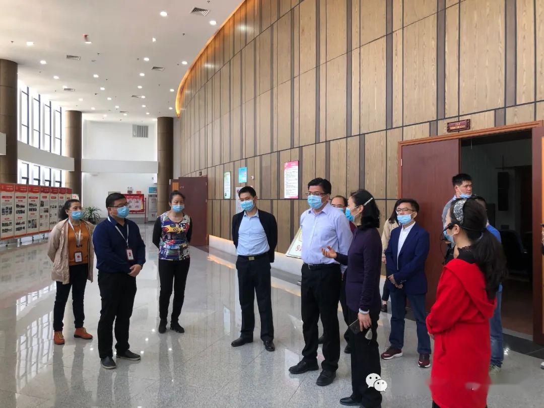 严涛,宣传部常务副部长黄小龙,市文广旅体局局长彭志雄等人的陪同下