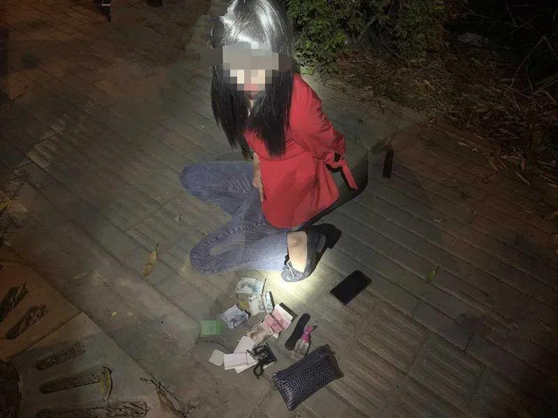 辣眼睛!百色一名"男扮女装"的站街女,拉客招嫖时被抓现行