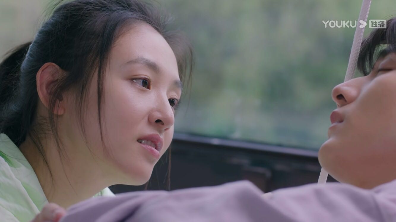 无论出于什么关系,棠雪都会照顾黎语冰,让"生病"的