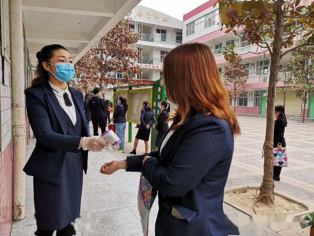 熟悉开学流程喜迎师生返校南塘小学模拟开学暨开学工作安排会