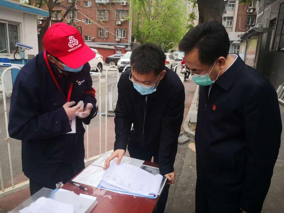 姜帆首先来到十里堡北里社区,来自集团总部机关的五位下沉干部正在