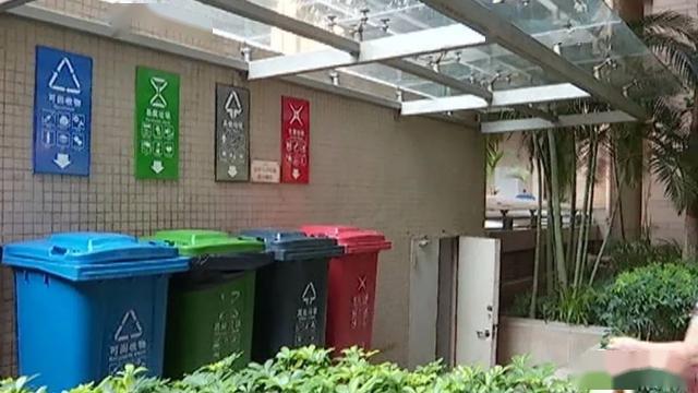 在南宁市盛天华府等小区,每天固定的时间段,都会有垃圾分类试点督导员