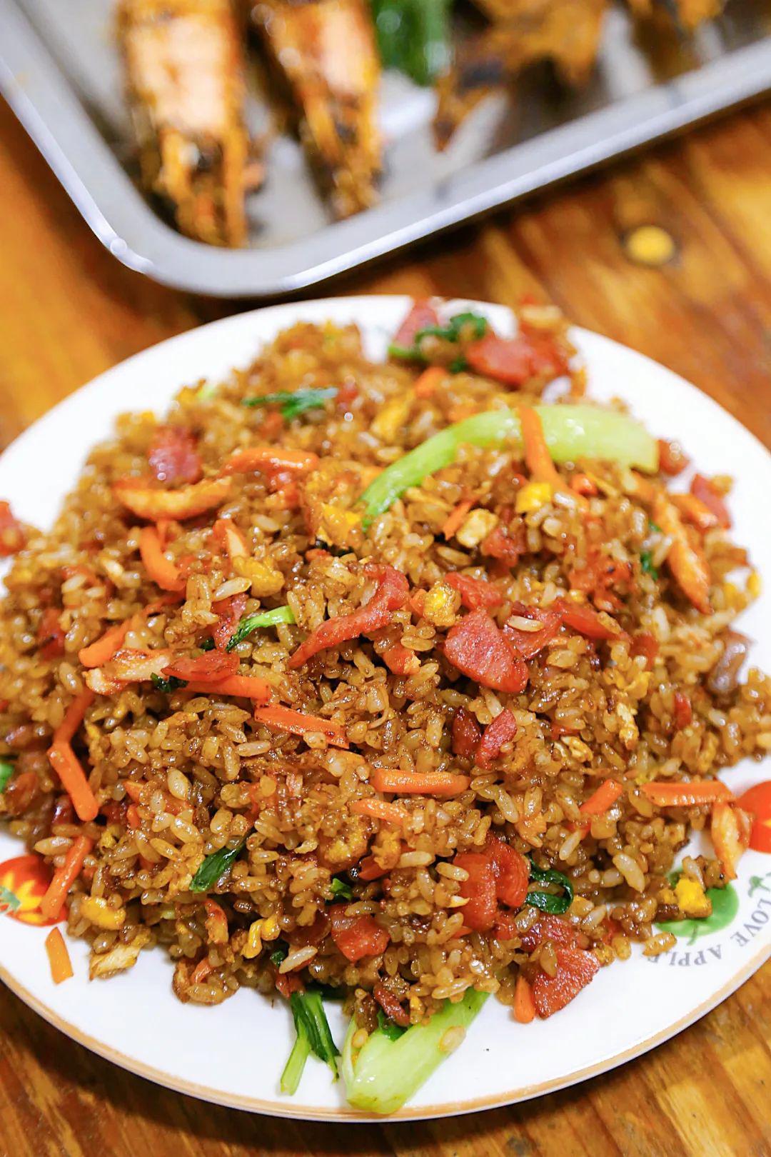 阿忠家超受欢迎的9号台球炒饭,好奇地问老板娘炒饭为啥叫这个名字,她