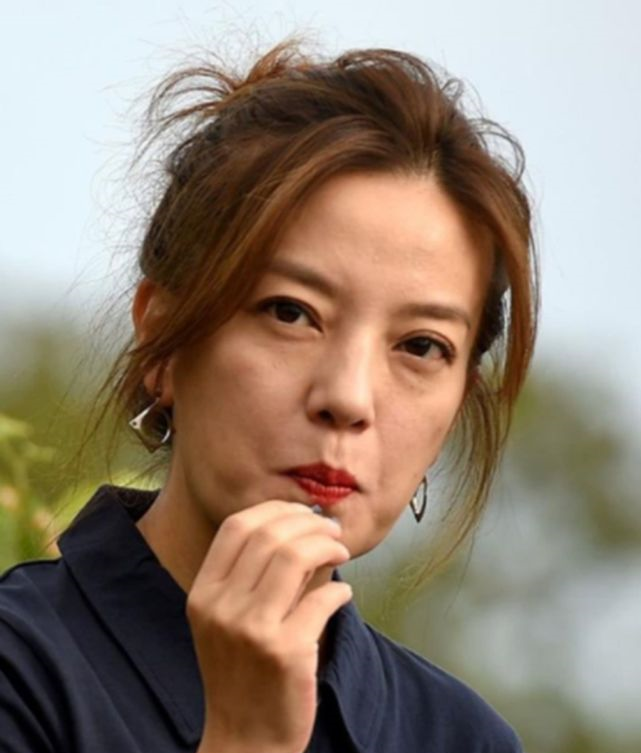 女明星无修图的高清照所谓的冻龄童颜其实是不存在的