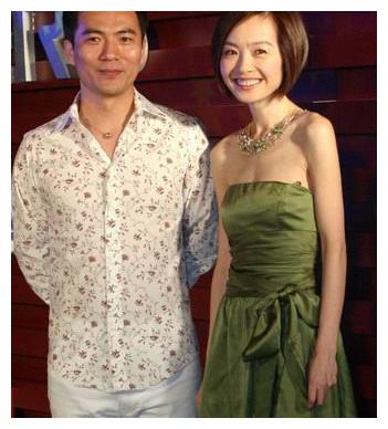 网友称为"尬聊"女主持的鲁豫,曾传被丈夫家暴,新曝出男友