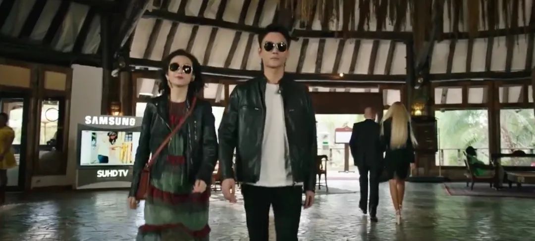 从片花来看,应该会是男女主携手跨国追逃(据说还是假扮情侣,那就更有