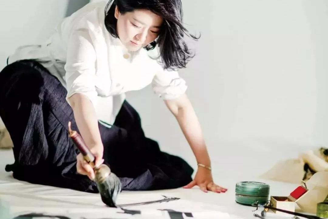 许静曾经为张艺谋题写了《幸福时光》《影》在英雄中担任梁朝伟的书法