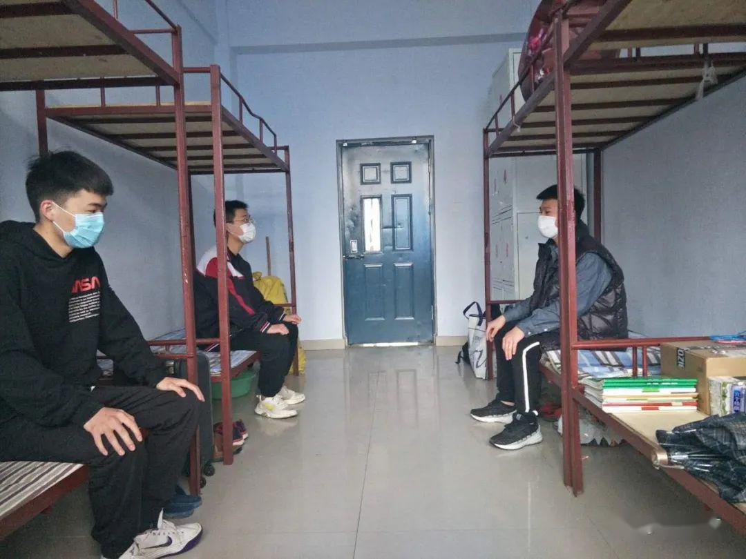 学生宿舍学生报到登记后按规定路线进入宿舍,整理宿舍内务.