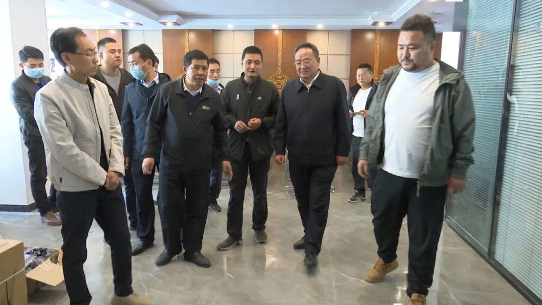 仁青东珠调研指导迭部县电子商务公共服务中心建设情况