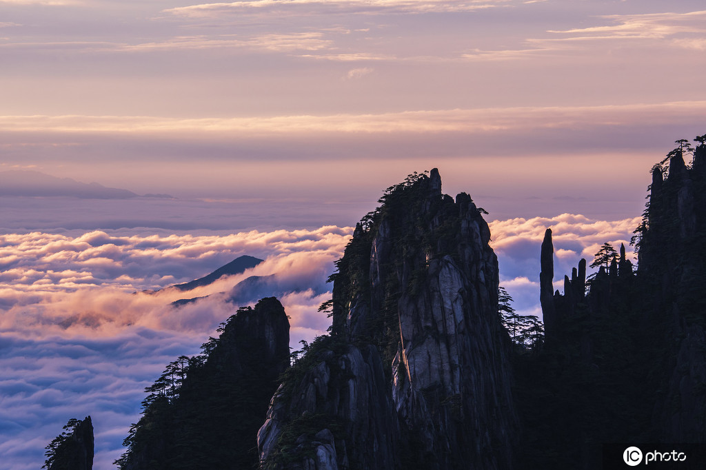 安徽黄山:夏日雨后现壮美日出云海美如画