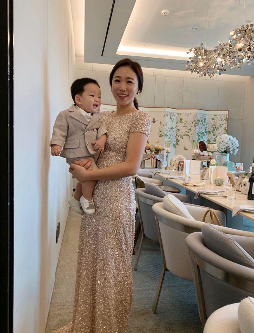 韩国37岁女明星暴走式带娃,儿子一脸厌世,也太好笑了吧!_李美度