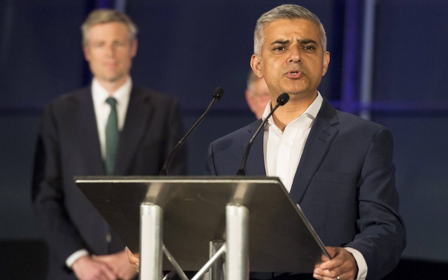 英国伦敦市长呼吁政府,强制人们在公共交通上带口罩_萨迪克·汗