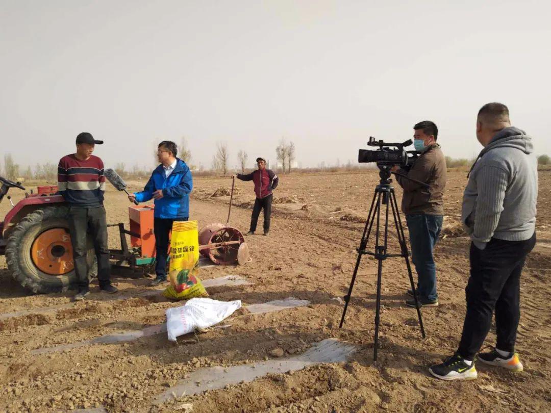 4月16日上午,内蒙古电视台经济生活频道"百姓热线"栏目著名主持人雷蒙