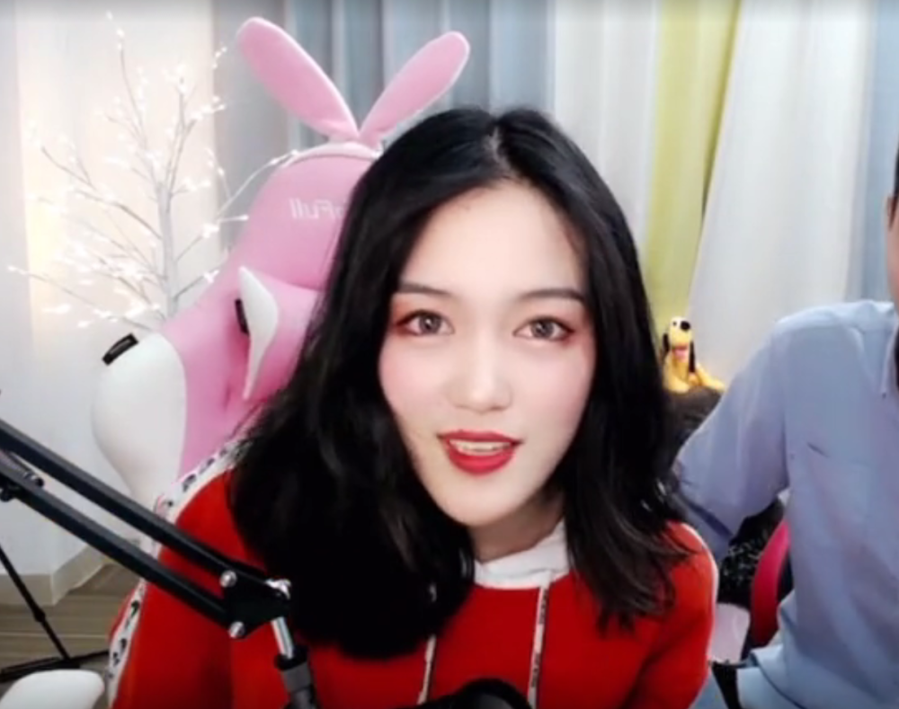 王者不二露脸直播洗白,看到正面颜值后,粉丝直接笑出鼻涕泡!