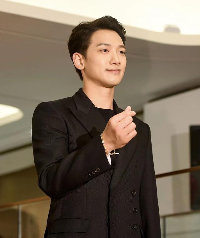 照片中的rain身穿蓝色宽松卫衣,一身休闲的服装,只见的rain一头长卷发