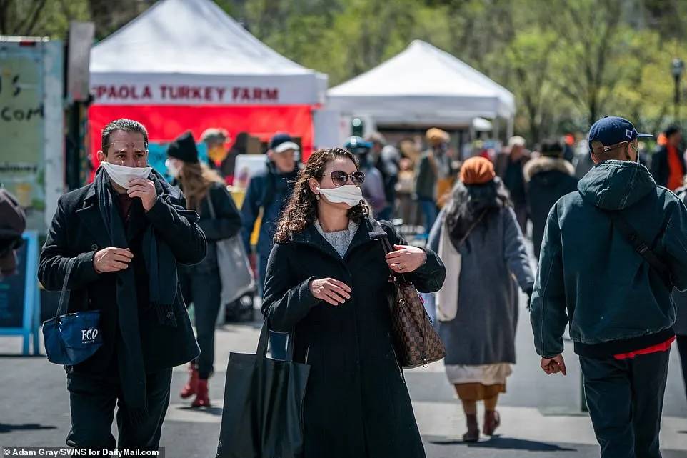 推特上最赞的评论是"找了半天,唯一没戴口罩的是两个美军.