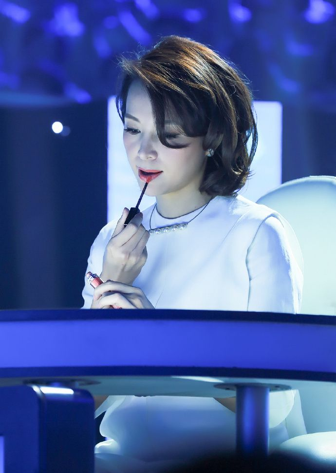 董卿极简风造型演绎知性美,涂口红的样子都美如画